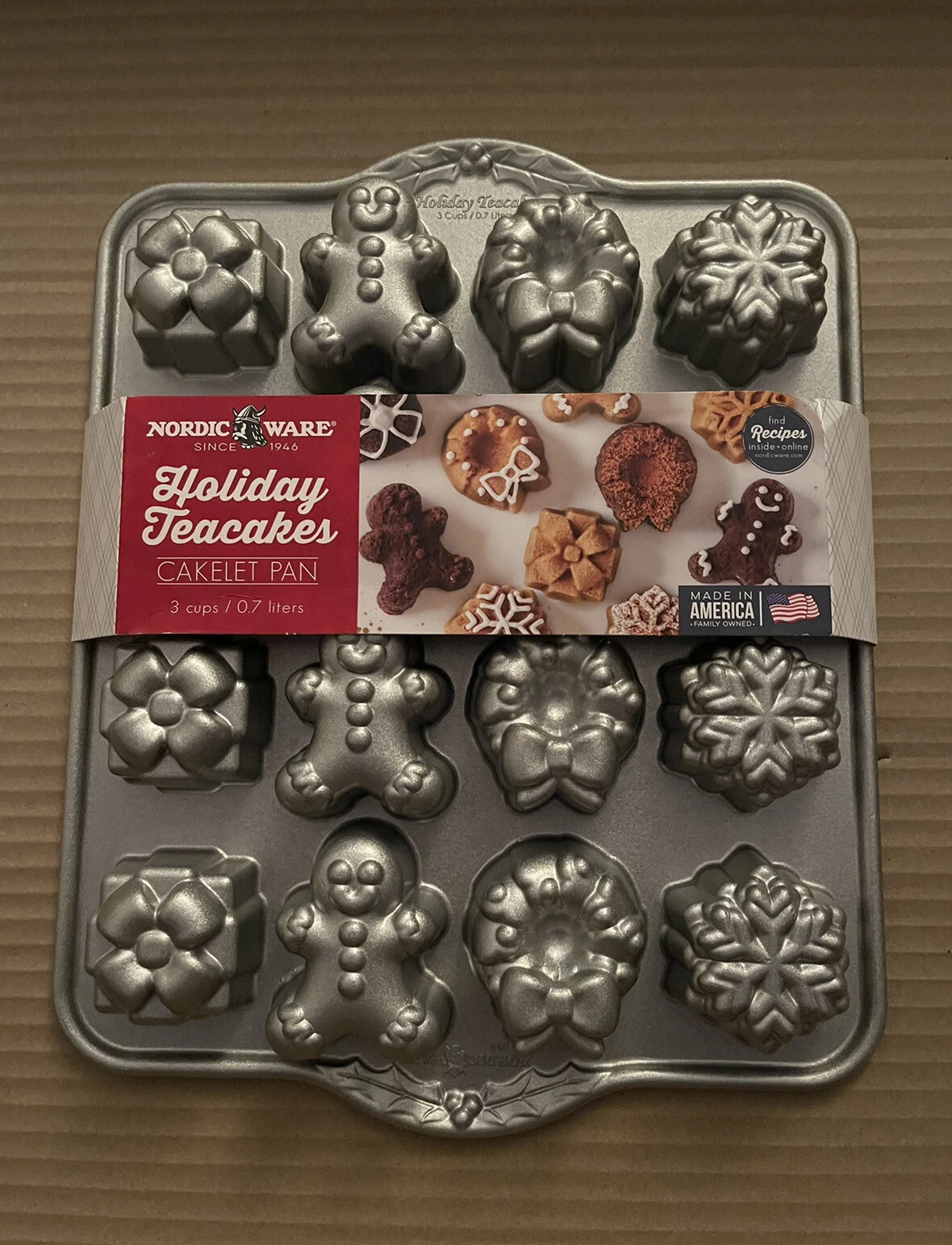 Nordic Ware Holiday Teacakes Cakelet 16 Hole Cake Pan Gingerbread (New)