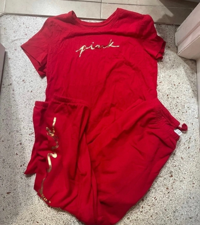 Juego de 3 piezas de logotipo Victoria's Secret rosa rojo y dorado sin escritura. Talla XL. Foto 2 de 4