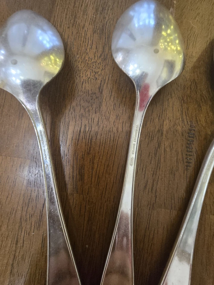 Cuchillo de mantequilla Onieda Community Sheraton Master y 3 cucharas para servir de colección plateado Foto 2 de 2