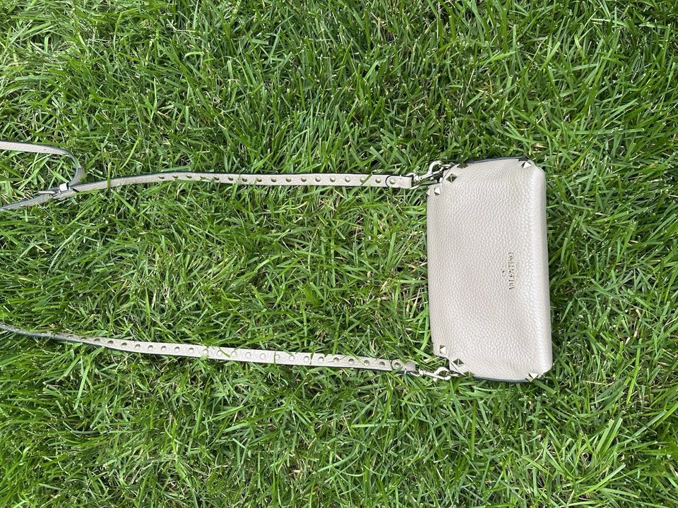 Bolsa tiracolo feminina Valentino Garavani pequena Rockstud couro de bezerro granulado - Imagem 2 de 4