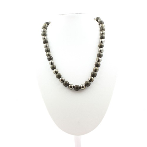 Collier de perles d'émeraude et argent orné d'un médaillon Khamsa en