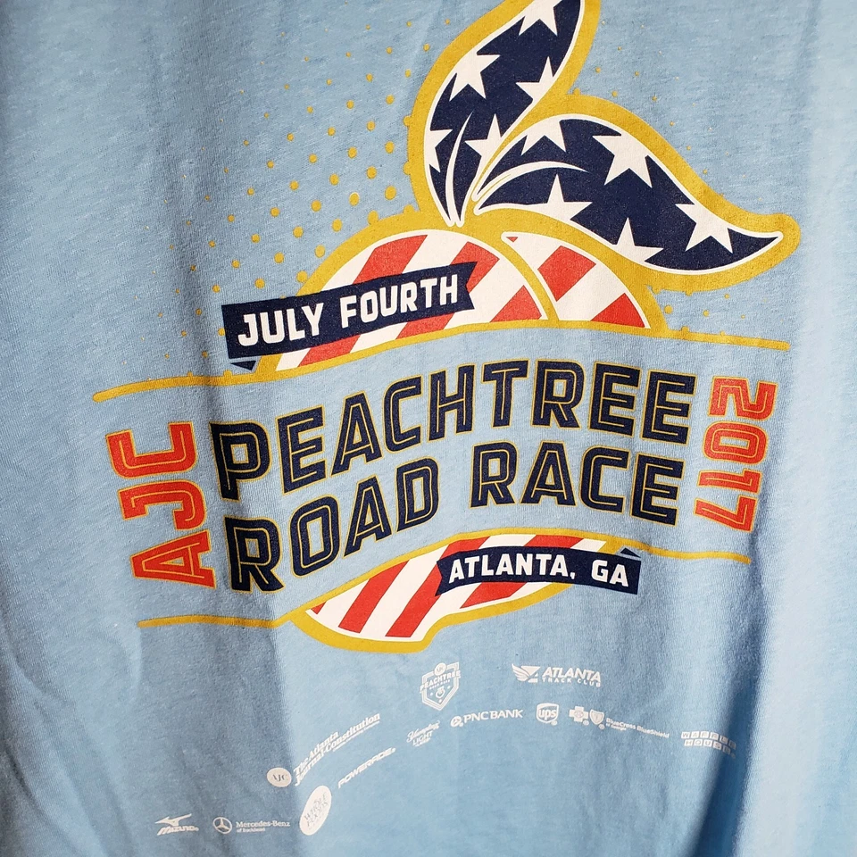 Camiseta AJC Peachtree Road Race 2017 azul claro usada mediana Foto 2 de 4