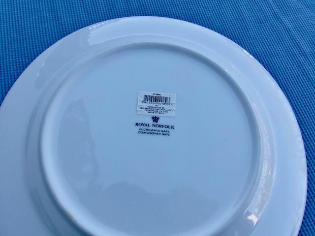 ROYAL NORFOLK ( LOT OF 8 ) CARDINAL CHRISTMAS DINNER PLATES UNUSED