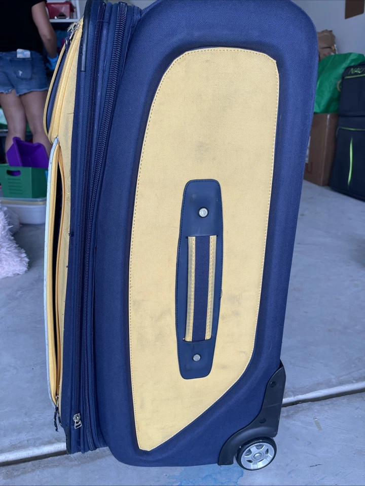 Náutica Expandable Luggage with Spinner Wheels - Image 2 of 4