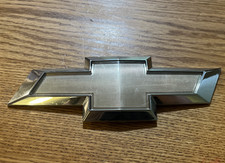 2009-2012 Chevrolet Traverse Rear Lift Gate Bowtie Emblem 22759832 2009-2012 Chevrolet Traverse Rear Lift Gate Bowtie Emblem 22759832