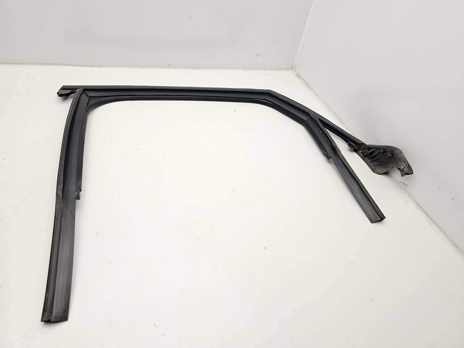 2013-2018 AUDI S6 REAR LEFT UPPER DOOR WINDOW SEAL WEATHER 