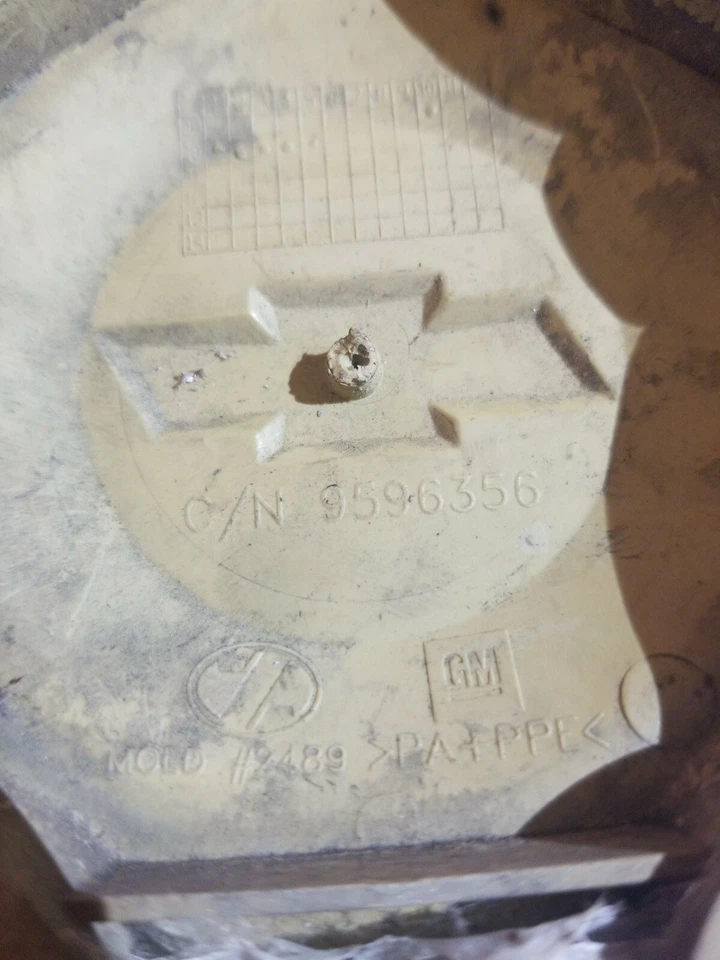 RUEDA DE ALEACIÓN CHEVROLET IMPALA MONTE CARLO 16" TAPA CENTRAL PLATEADA 9596356  Foto 3 de 3