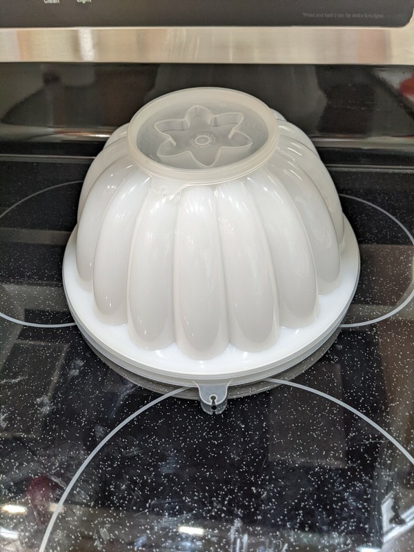 Vintage Tupperware   Jello Mold, with lid and flower insert. Large