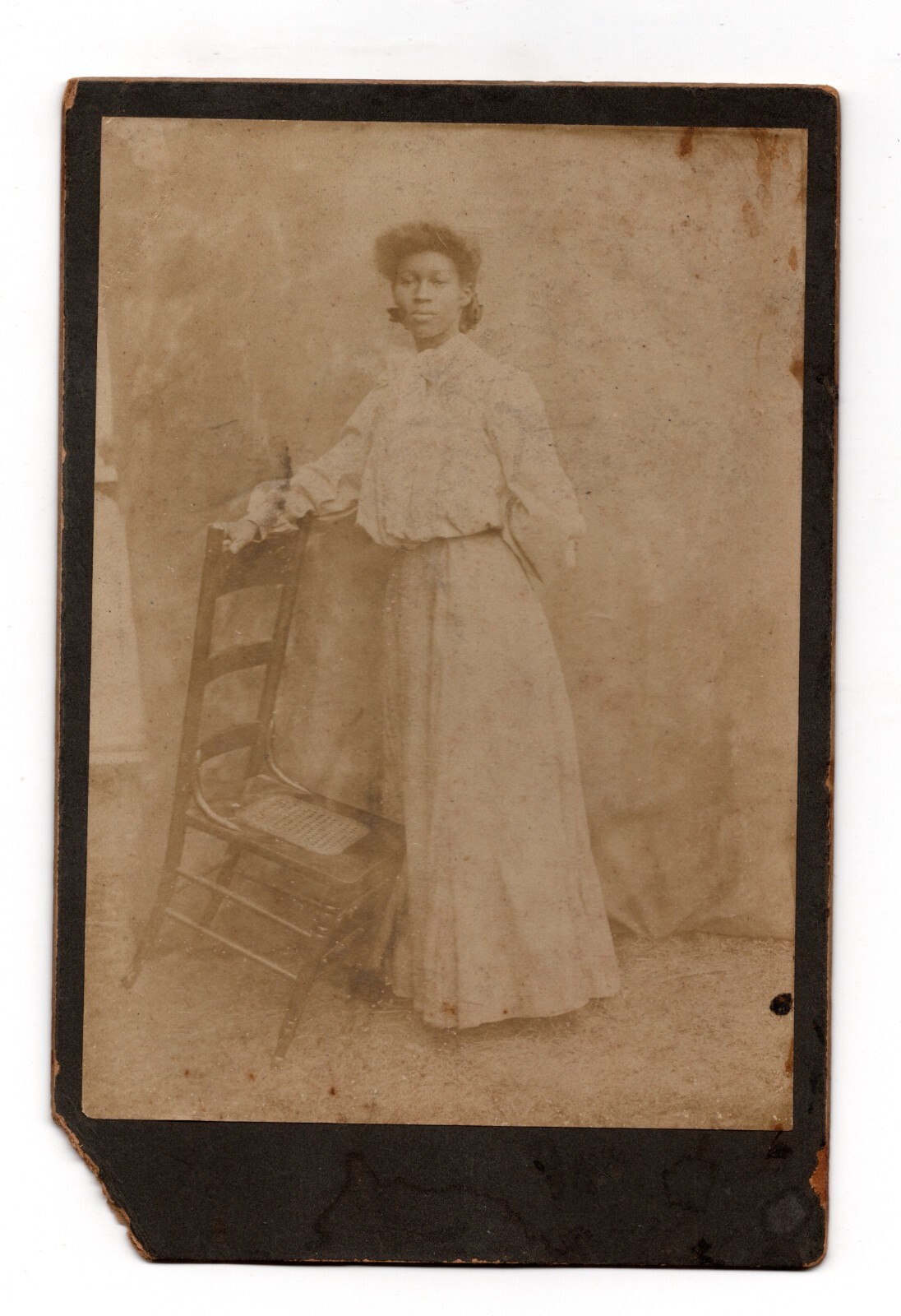 CIRCA 1890s CABINET CARD GORGEOUS YOUNG AFRICAN AMERICAN LADY IN WHITE DRESS
