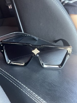 Louis Vuitton Cyclone Sunglasses Black Oversized Square  display picture 3
