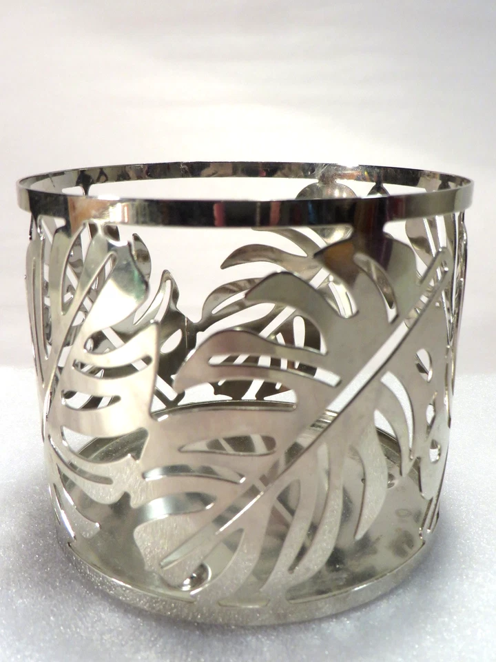 Candelabro de 3 mechas Bath and Body Works diseño hojas de palma plateadas 4" Foto 2 de 4