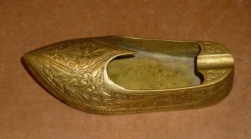 VINTAGE BRASS ENGRAVED SHOE ASH TRAY PAKISTAN INDIA - Picture 2 of 5