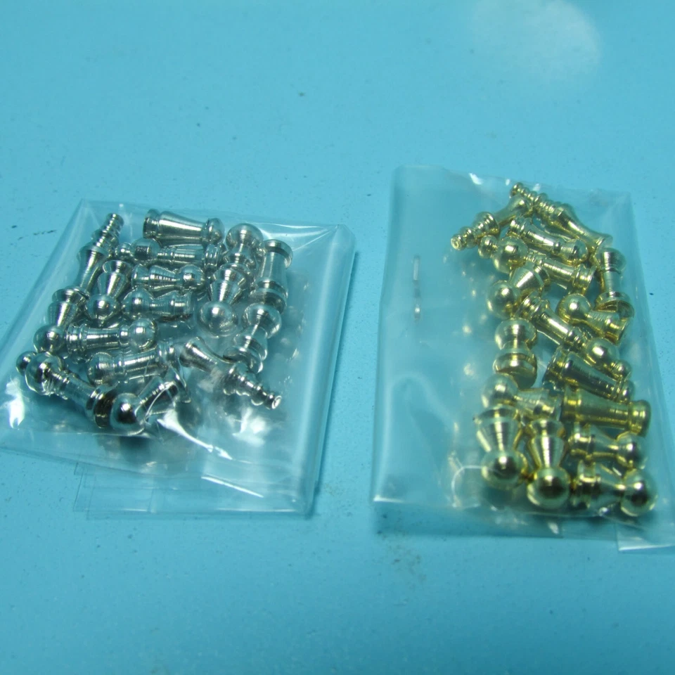 Tablero de ajedrez de metal miniatura para casa de muñecas con juego de piezas de ajedrez IM65235 Foto 2 de 3