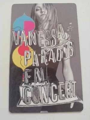 VANESSA PARADIS magnet aimant alu très fin dimension 5,5 cm x 8,5 cm EN CONCERT  - Photo 1/3