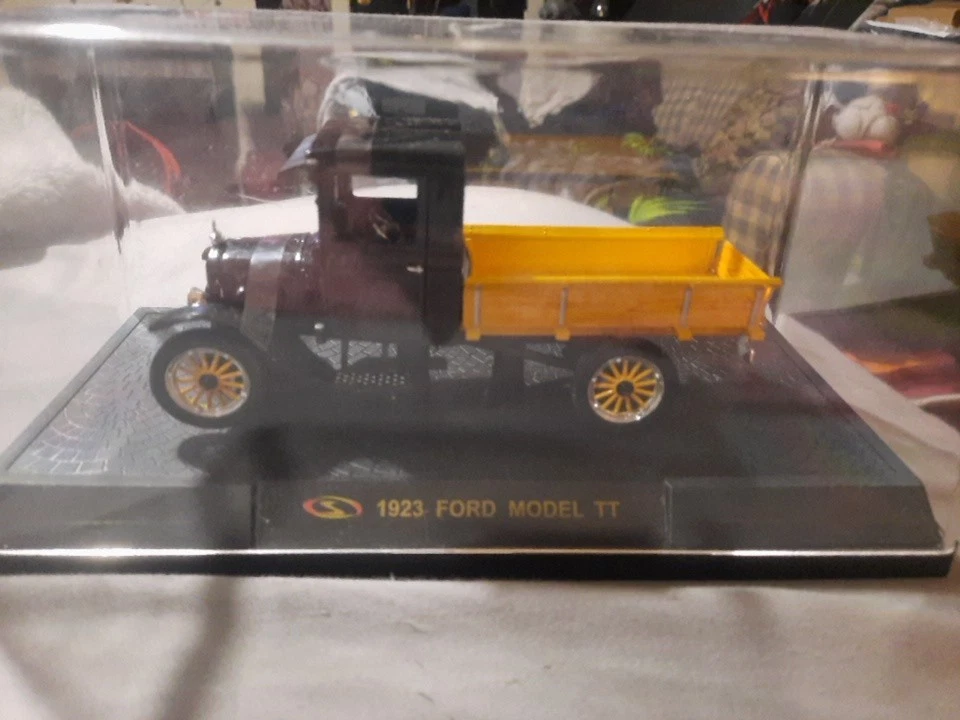 Camión de juguete fundido a presión Ford modelo TT 1923, negro y amarillo, en vitrina, vintage Foto 2 de 4
