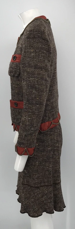 Traje Falda Tweed Marrón/Rojo Barato y Elegante Moschino con Acentos de Cadena Dorada talla 12 Foto 2 de 4