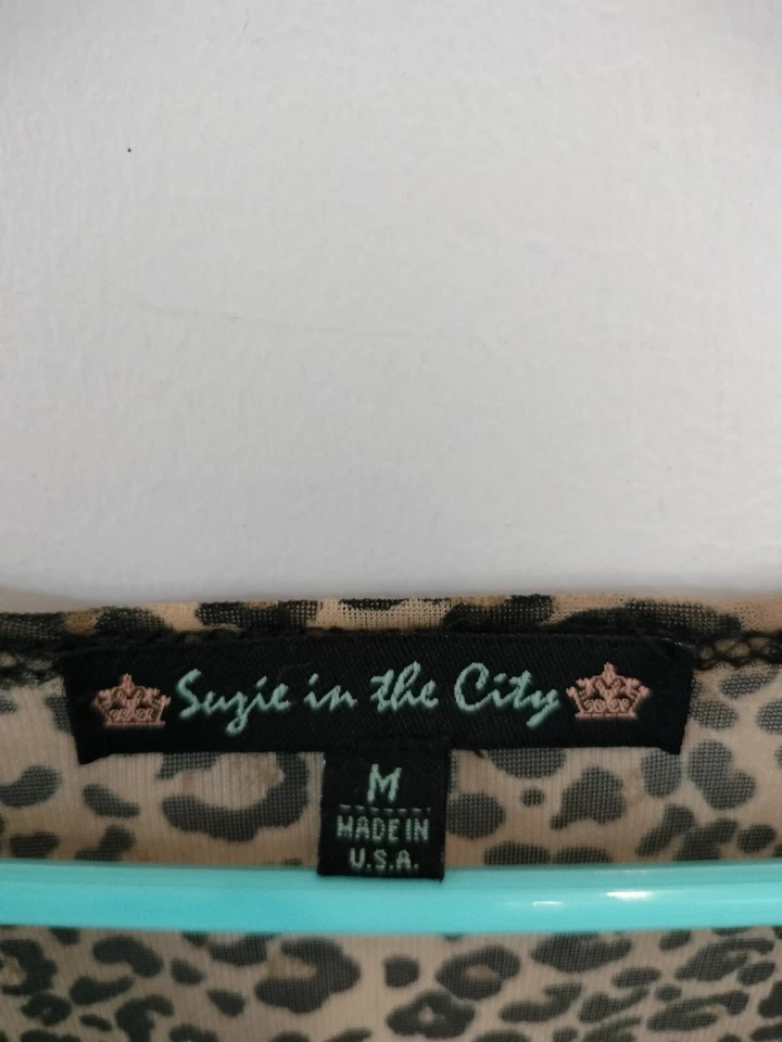 Top negro de manga larga para mujer con estampado de guepardo mangas transparentes de Suzie en... Foto 4 de 4