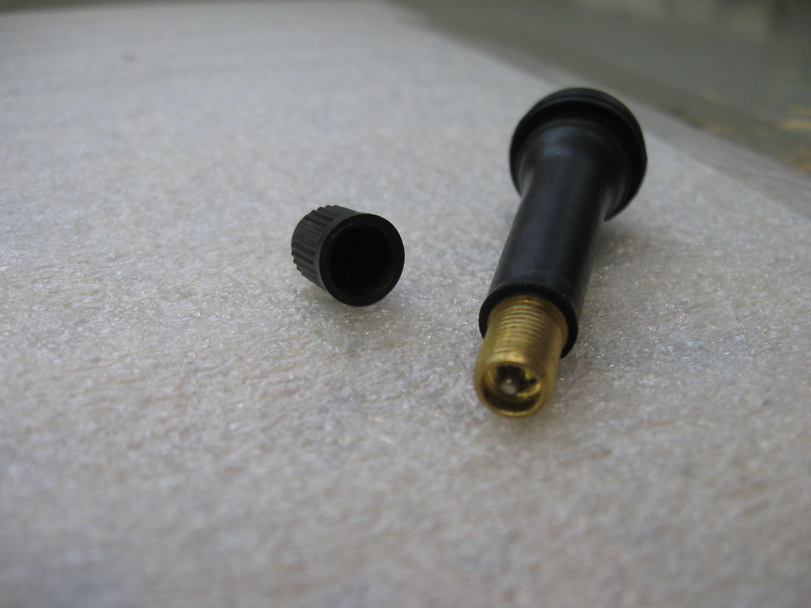 NEW 50 PC (P/N TR418) STANDARD 2" LENGTH TUBELESS BLACK RUBBER TIRE