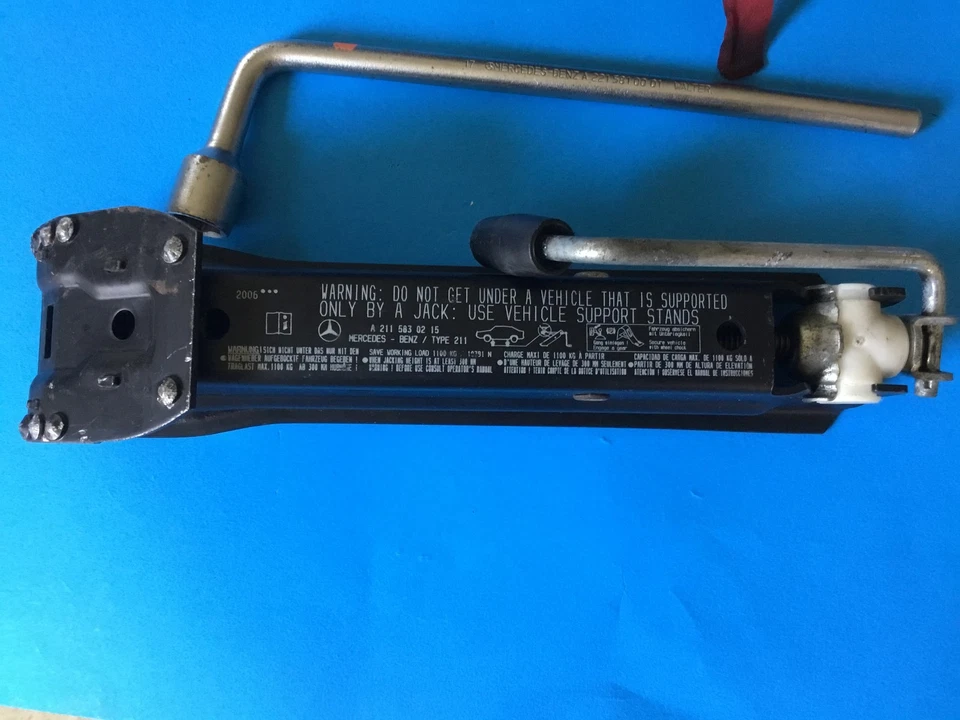Mercedes E320/E350 2006 juego de herramientas de elevación de neumáticos de emergencia OEM A2115830215 Foto 3 de 4