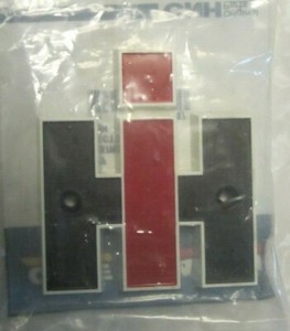 IH 2751847R1 Grill EMBLEM 756 806 826 856 1026 1206 1256 1456 2756 2806 2826 NOS