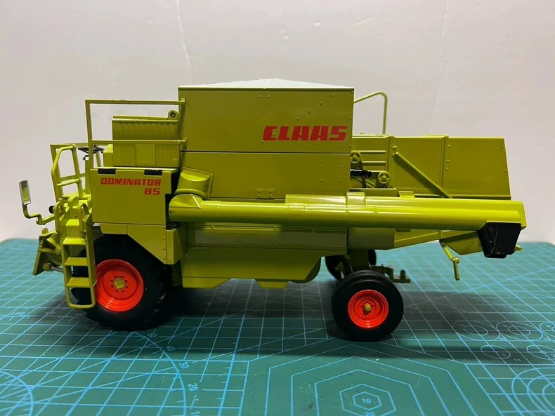 Replicagri CLAAS DOMINATOR 88 CLASSIC MAXI TRACTOR 1/32 Diecast Model - Image 2 of 4