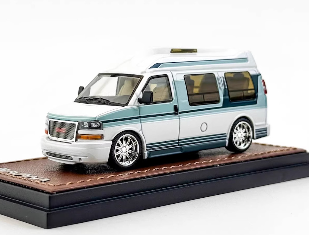 GOC 1:64 White Green GMC Savana Cutaway Van MPV Model Diecast Car