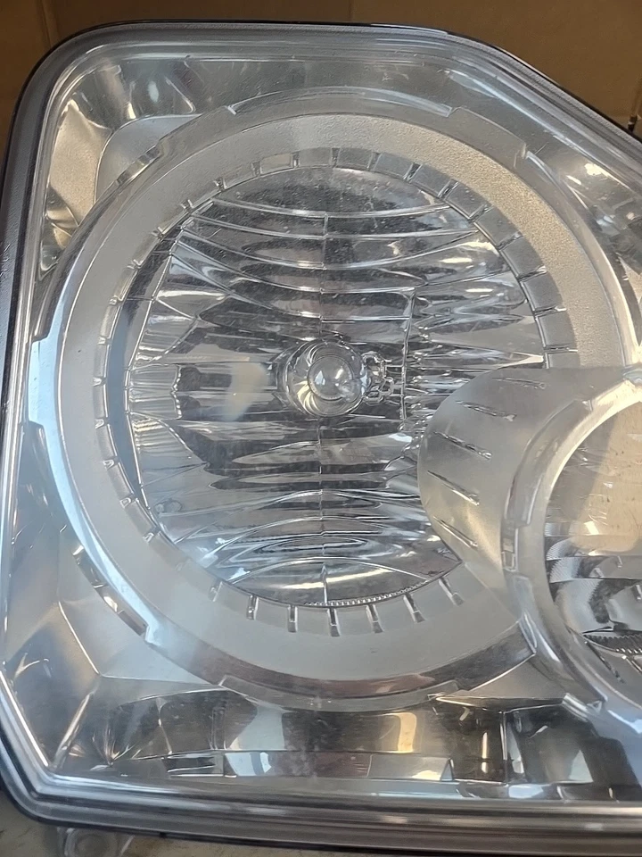 2010 JEEP LIBERTY Driver Headlight Chrome Bezel 51128C Foto 2 de 4