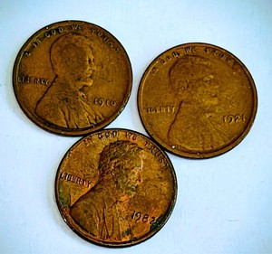 {2} LINCOLN WHEAT PENNIES 1916 1921 {1} LINCOLN MEMORIAL 1982 LARGE DATE. "3LP"