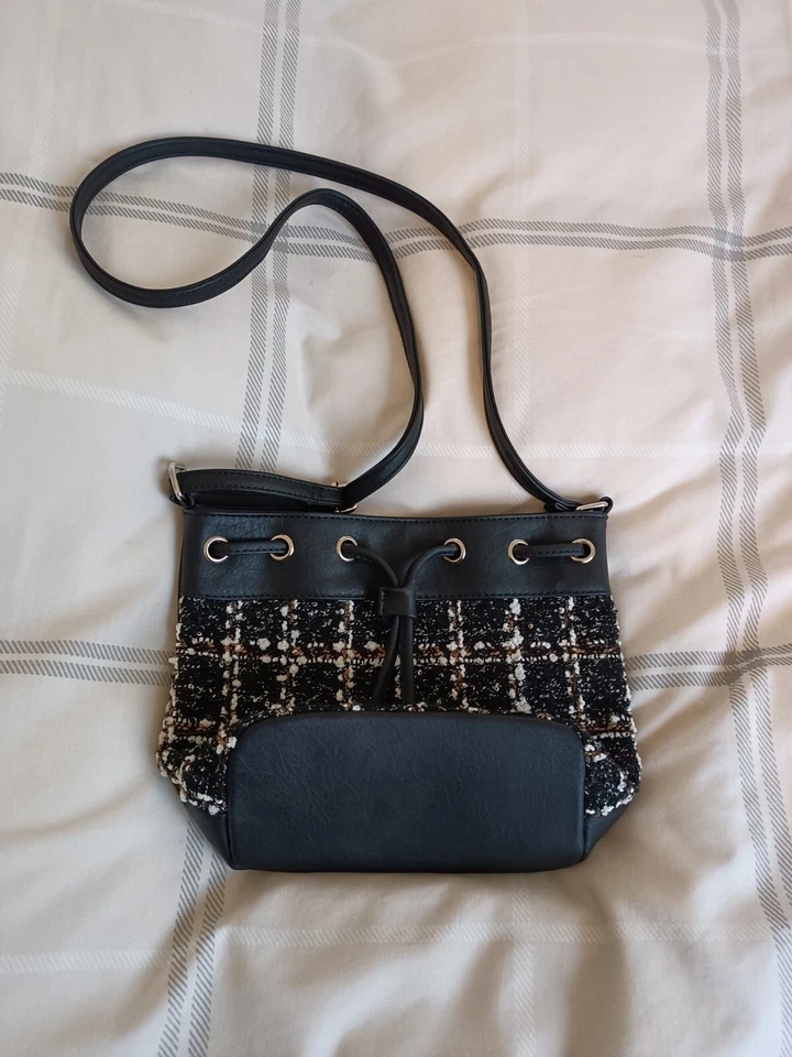 BNWOT Black White Tan Check Crossbody Bucket Bag Adjustable Strap - Image 3 of 4