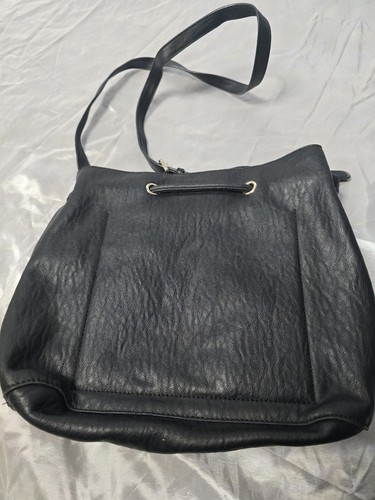Calvin Klein Gabrianna Neuheit Bucket Schultertasche Damen schwarz mit Riemen - Bild 2 von 10
