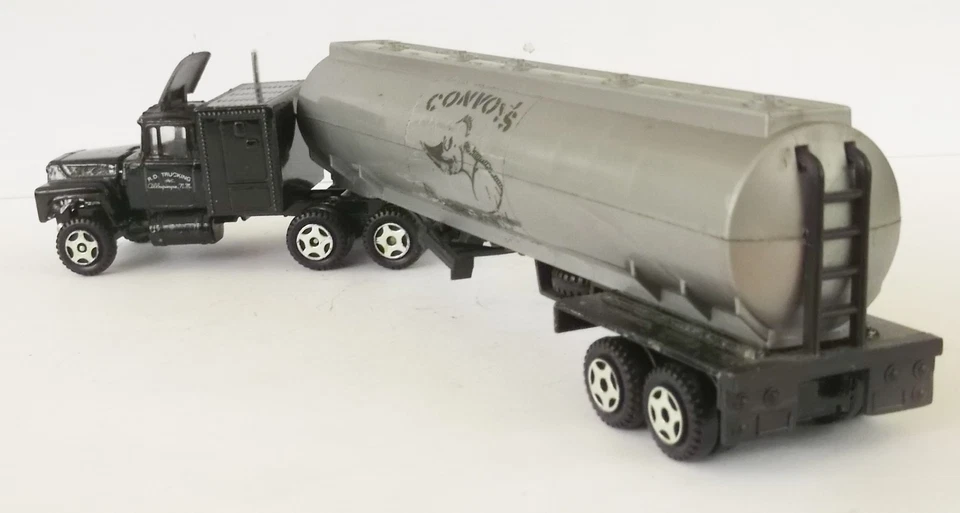 Ertl Trucks of the World - Mack tanker - Rubber Duck from Convoy movie - 1/64 - Image 4 of 4