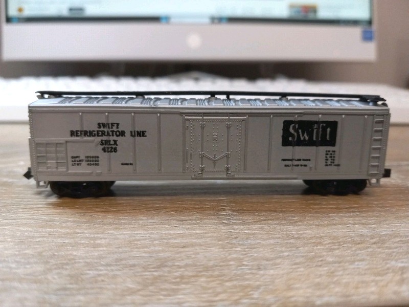 TRIX , N SCALE. 50' REEFER CAR. SWIFT. W/METAL WHEELS. FREE SHIPPING