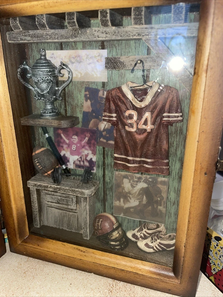 Caja de sombra de recuerdos de fútbol de madera 3D ~ Ellis por imagen de peluche Foto 2 de 4