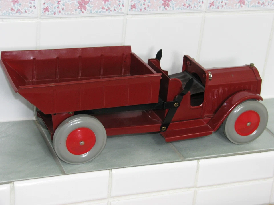 Rare Antique Restored Structo Working Dump Truck and Original Box - Image 3 of 4