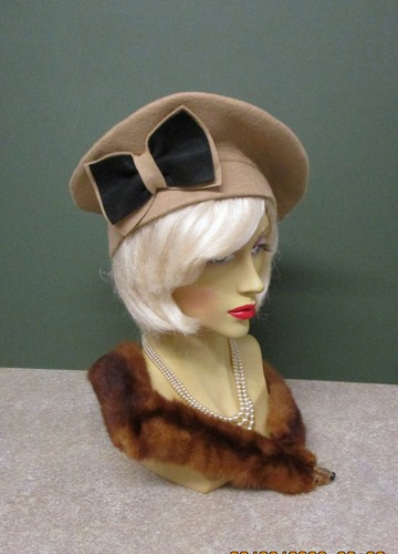 1940S VINTAGE NEUTRAL FELT HAT WITH 