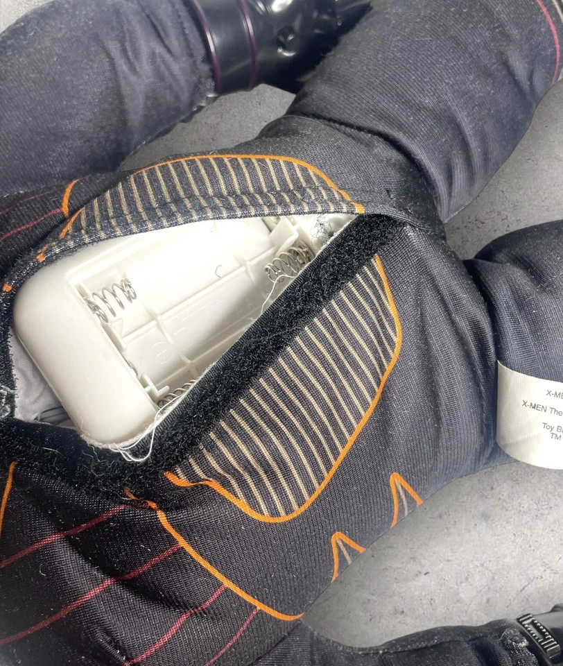 X-MEN 2000 MARVEL TOY BIZ TALKING WOLVERINE ACTION FIGURE 20" DOLL  - Image 4 of 4