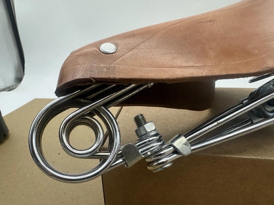 Sillín de bicicleta retro marrón clásico vintage cuero sillín de bicicleta cojín de resorte Foto 2 de 4