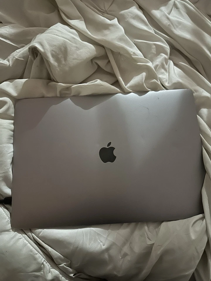 Laptop Apple MacBook Pro 15 pulgadas 2017 I7 3,1 GHz 16 GB RAM, 512 GB SSD Foto 3 de 3