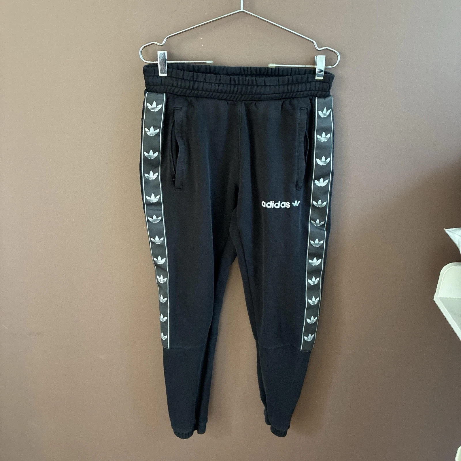Adidas Originals Sweatpants Mens Large Black Joggers Trefoil Tape Logo Winter
Opens in a new window