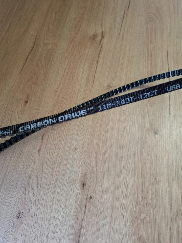 Correia Gates CDX 143T – Sistema de acionamento de carbono (preto) e bike - Imagem 3 de 4