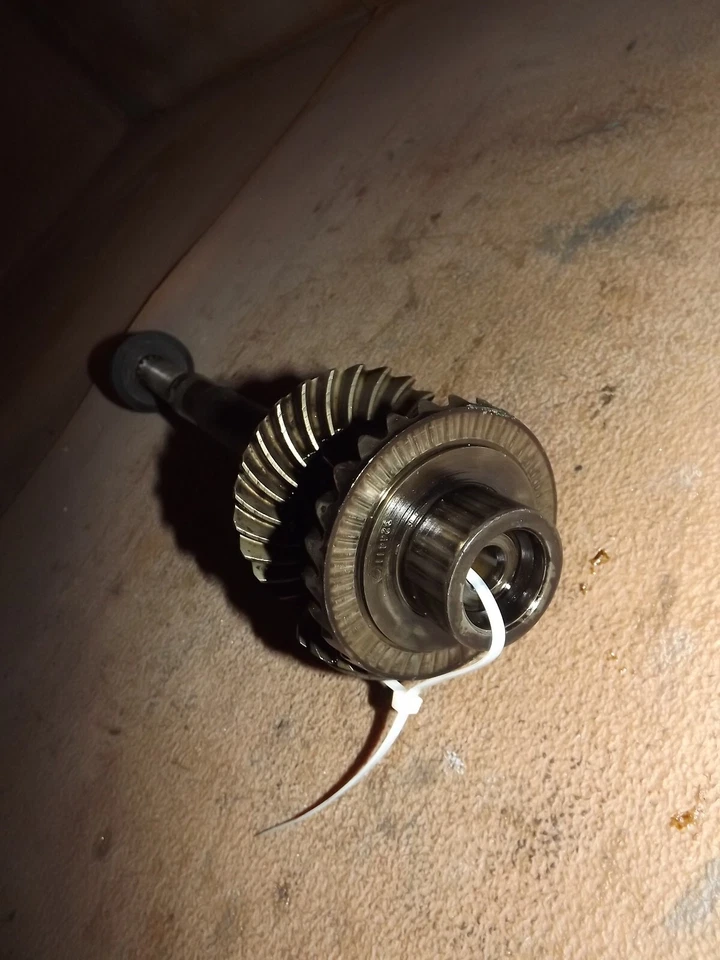 Johnson 150 HP V6 2 Stroke Prop Shaft Assembly and Gears PN 0395209 ,0437297 - Image 4 of 4