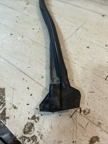OEM 00-05 Ford Excursion Rear Barn Door Weather Stripping Molding Right strip - Bild 4 von 10
