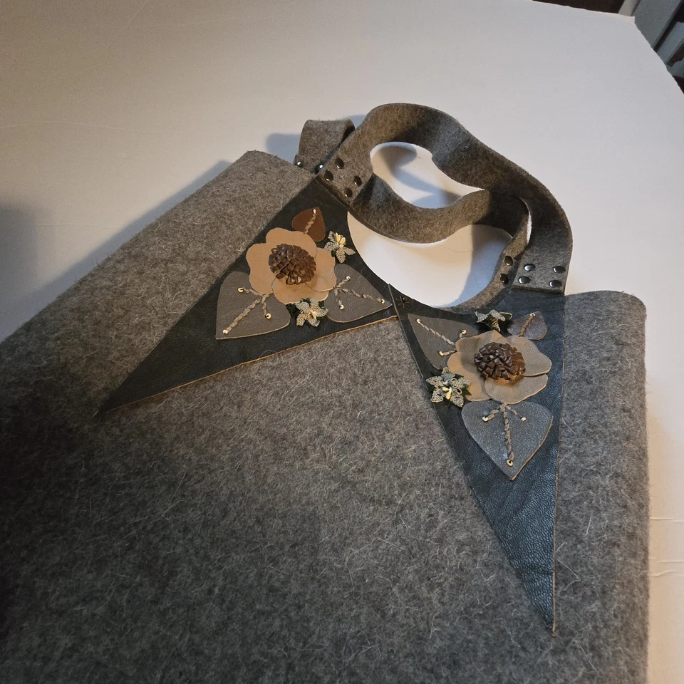 Bolso de mano hecho a mano de fieltro con apliques de cuentas de cuero de lana hervida bordado Foto 2 de 4
