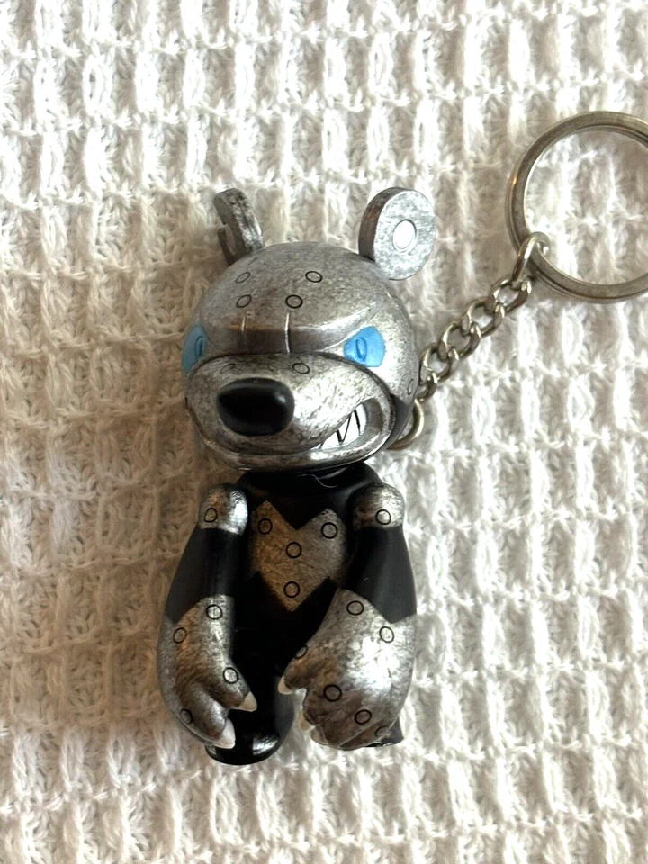 2005 Knuckle Bear Qee Key Chain Collection - prata/preto ferro olhos azuis 2" - Imagem 2 de 4