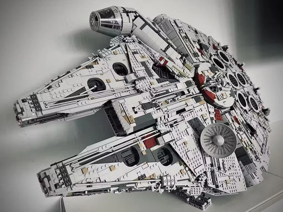 MOC Star Wars : Millennium Falcon (75192) 7541 Pcs Alternative
