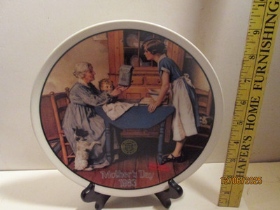 1983 MOTHER'S DAY PLATE NORMAN ROCKWELL ''Add Two Cups and a Measure of Love''