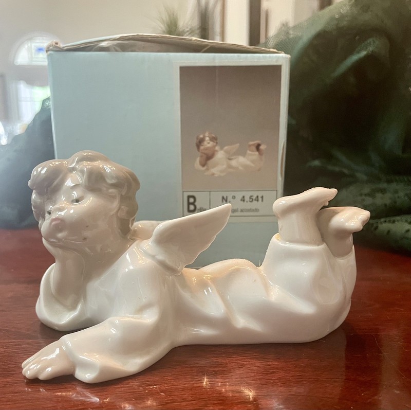 LLADRO ANGEL LAYING DOWN #4541 MINT.  Cherub. Angel Acostado. Original box!!