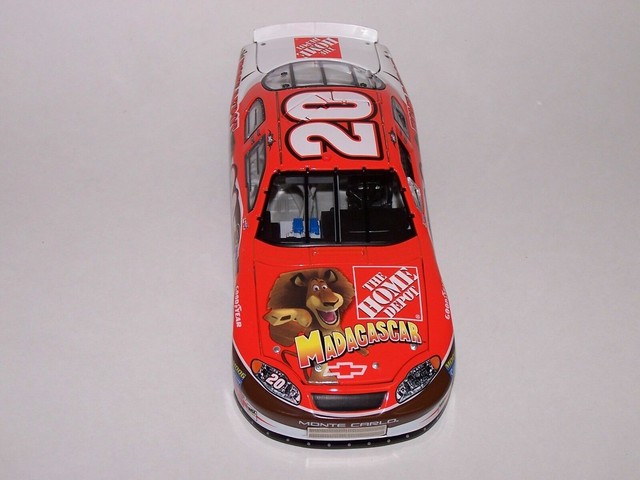 NASCAR 1/24 Tony Stewart #20 – Home Depot / Madagascar – 2005