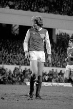 Willie Young Arsenal complete with ripped shirt 1980 Old Photo