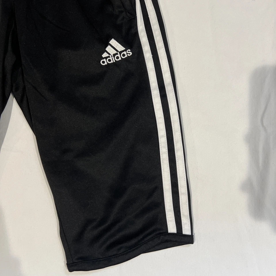 Pantalones Cortos Atléticos Adidas Juveniles Pequeños Rayas Negras, Blancas 100% Poliéster Usados en Excelente Condición Foto 4 de 4